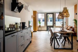 een keuken met een tafel en een eetkamer bij In de Mid - Prachtige appartementen in hartje Joure in Joure