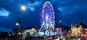 Fotografia z galérie ubytovania Studio Rénové au calme avec Terrasse Trouville v destinácii Trouville-sur-Mer