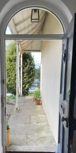 une entrée à une maison avec une porte ouverte dans l'établissement Luxury flat in Totnes, à Totnes