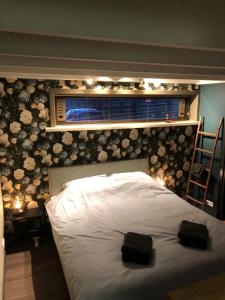 Una cama con dos bolsas en un dormitorio en De Barg, en Vinkenbuurt