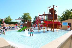 Bazén v ubytovaní Camping Bretignolles-sur-Mer alebo v jeho blízkosti