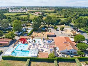 widok z powietrza na basen w ośrodku w obiekcie Camping Bretignolles-sur-Mer w mieście Brétignolles-sur-Mer