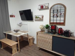 kuchnia z blatem, stołem i lustrem w obiekcie Appartement rénové avec parking plein centre w mieście Samoëns