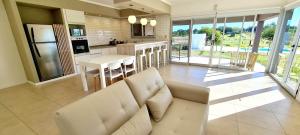 a living room with a couch and a kitchen at MUNA SOHO & La Munita in Concepción del Uruguay