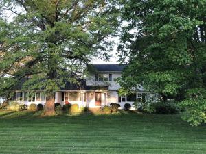 een wit huis met een grote tuin met bomen bij A Cool Pad Vacation Rental: 4 Bedroom 3.5 bath in Wallkill