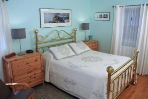 een slaapkamer met een bed en een houten dressoir bij A Cool Pad Vacation Rental: 4 Bedroom 3.5 bath in Wallkill