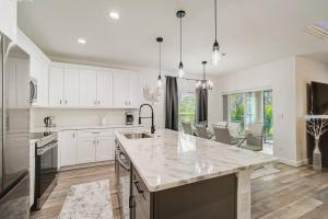 Fotografie z fotogalerie ubytování SW Florida Luxury Modern Retreat, King Bed Suite , Close to Beaches / Golfing / Fishing / Air Ports , 2023 Built v destinaci Rotunda-West