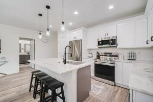 Fotografie z fotogalerie ubytování SW Florida Luxury Modern Retreat, King Bed Suite , Close to Beaches / Golfing / Fishing / Air Ports , 2023 Built v destinaci Rotunda-West