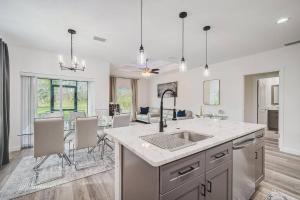 Fotografie z fotogalerie ubytování SW Florida Luxury Modern Retreat, King Bed Suite , Close to Beaches / Golfing / Fishing / Air Ports , 2023 Built v destinaci Rotunda-West + 35 fotografií