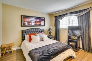 um quarto com uma cama grande e uma televisão em Newport Beach Vacation Rental Steps to Shore! em Newport Beach