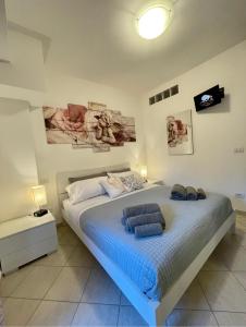 a bedroom with a bed with blue towels on it at {Perla d'aMare ~ Zaffiro} Appartamento sul mare in San Benedetto del Tronto