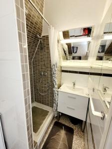 łazienka z prysznicem i umywalką w obiekcie "Mon Évidence!" Magnifique appartement vue mer et accès direct à la plage w mieście Villers-sur-Mer