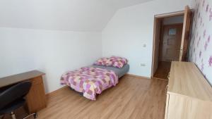 a small bedroom with a bed and a desk at Apartament Marzanna in Spytkowice