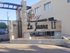 een gebouw met een bord met de tekst la jumanosa bij Departamento Mendoza in Mendoza