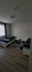 - une chambre avec 2 lits et une fenêtre dans l'établissement 2 ZKB Apartment City/Krefeld, Monteure,Netflix,Prime, à Krefeld