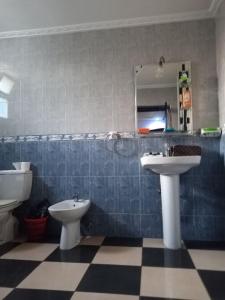 een badkamer met 2 wastafels en een spiegel bij 卡萨布兰卡豪华别墅，距离穆罕默德5机场10分钟 in Casablanca