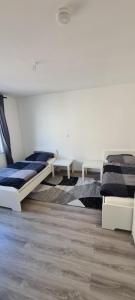 1 dormitorio con 2 camas en una habitación en 2 ZKB Apartment City/Krefeld, Monteure,Netflix,Prime, en Krefeld