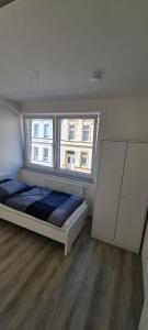 a bedroom with a bed and a large window at 2 ZKB Apartment City/Krefeld, Monteure,Netflix,Prime in Krefeld