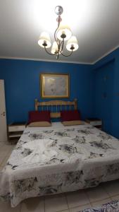 a bedroom with a large bed with a blue wall at Guest House Santiago in Santiago del Estero