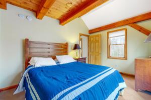 Katil atau katil-katil dalam bilik di Moosehead Lodge