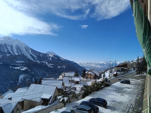 Vue générale sur la montagne ou vue sur la montagne depuis l'appartement