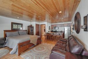 een slaapkamer met een bed en een bank en een keuken bij Cozy Streamside Studio - 2 Mi to Taos Ski Resort! in Taos Ski Valley