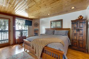 een slaapkamer met een bed en een houten plafond bij Cozy Streamside Studio - 2 Mi to Taos Ski Resort! in Taos Ski Valley