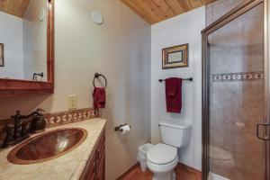 een badkamer met een wastafel, een toilet en een douche bij Cozy Streamside Studio - 2 Mi to Taos Ski Resort! in Taos Ski Valley