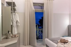 1 dormitorio con cama y ventana en Octavia comfort bungalows with amazing view en Kórinthos
