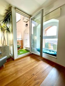 ein leeres Wohnzimmer mit großen Glasschiebetüren in der Unterkunft Una in Wien