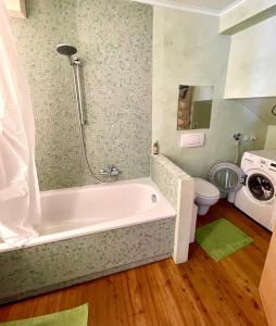 bagno con vasca e servizi igienici di Una a Vienna