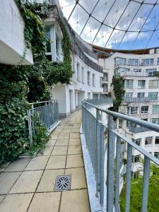 una pasarela en un edificio con techo de cristal en Una en Viena