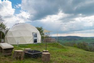 的住宿－Mecsek Szíve Glamping，山丘上的帐篷,在田野上设有烧烤架