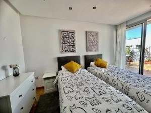 - une chambre avec 2 lits et une fenêtre dans l'établissement La Terrasse de l'agdal, à Rabat