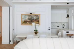 A bed or beds in a room at Knightsbridge - Sumptuous Flat - Hyde Park