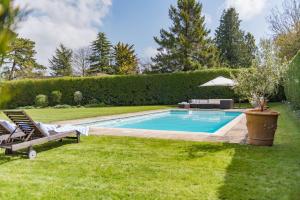 Πισίνα στο ή κοντά στο Burleigh House by Bloom Stays