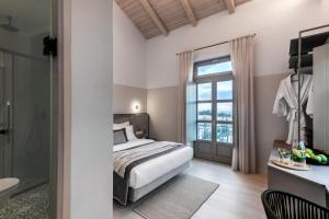 1 Schlafzimmer mit einem Bett und einem Bad in der Unterkunft Octavia comfort bungalows with amazing view in Korinthos