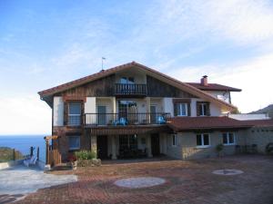 奧里奧的住宿－依戈多農家樂，带阳台的房屋,背景为大海