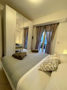 una camera da letto con un grande letto con una grande finestra di {Perla d'aMare ~ Zaffiro} Appartamento sul mare a San Benedetto del Tronto