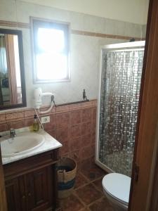 a bathroom with a shower and a sink and a toilet at Casa bonita in Betenama