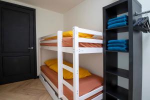 a bunk bed room with two bunk beds with towels at In de Mid - Prachtige appartementen in hartje Joure in Joure