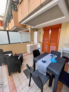 un patio con tavolo e sedie e una cucina di {Perla d'aMare ~ Zaffiro} Appartamento sul mare a San Benedetto del Tronto