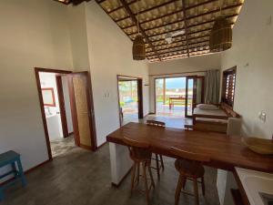 comedor con mesa de madera y sillas en Os Navegantes - Casa Mar en Amontada