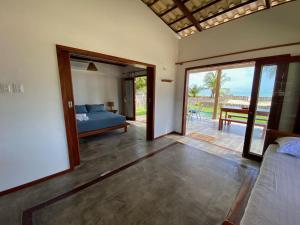 Un dormitorio con una cama y una puerta corrediza de vidrio. en Casa Mar - Os Navegantes, en Amontada 32 fotos más