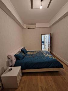 - une chambre avec un lit et une table dans l'établissement Appartement au cœur de ville, à Chalon-sur-Saône