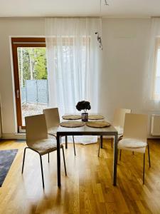 een eetkamer met een tafel en stoelen en een raam bij Pohorske terase Gabi in Hočko Pohorje