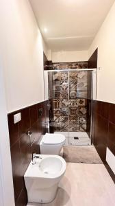 uma casa de banho com um WC e um chuveiro em Casa Adriana em Siracusa