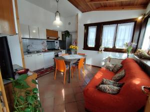 sala de estar con sofá rojo y mesa en Villa Salagona, en Laggio