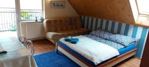ブワディスワボボにあるWilla Foltaの小さなベッドルーム(ベッド1台、ソファ付)