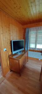 sala de estar con TV sobre una mesa de madera en 2 Zimmer-Wohnung zur Erholung im Emmental, 
